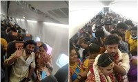 Hình ảnh đám cưới trên máy bay được lan truyền trên mạng. Ảnh: News18