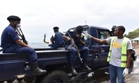 Nhân viên y tế đo thân nhiệt cho cảnh sát tại Congo. Ảnh: Reuters