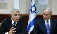 Thủ tướng Benjamin Netanyahu (phải) và ông Yair Lapid (trái). Ảnh: Times of Israel