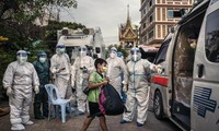Người giàu Thái Lan làm bùng phát COVID-19, người nghèo bán thẻ tiêm vắc xin sống qua ngày