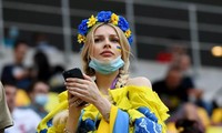 Fan nữ lột khẩu trang khoe nhan sắc trên khán đài EURO 2020