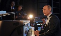 Tổng thống Nga Putin từng nhiều lần trổ tài chơi piano. Ảnh: Reuters