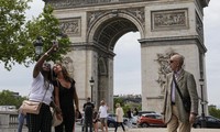 Hai phụ nữ chụp ảnh ở Khải Hoàn Môn (Paris, Pháp). Ảnh: AP