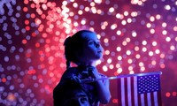 Bé gái xem pháo hoa mừng Quốc khánh ở New York (Mỹ) ngày 4/7. Ảnh: Reuters