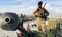Một binh sĩ Afghanistan canh gác căn cứ Bagram sau khi quân đội Mỹ rời đi. Ảnh: AP