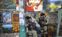 Lực lượng an ninh đi tuần bên ngoài dinh thự cố Tổng thống Moise. Ảnh: AP