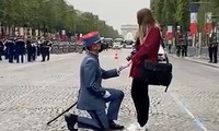 Binh sĩ cầu hôn trên đại lộ Champs-Élysées ngay trước lễ duyệt binh Quốc khánh Pháp