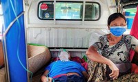 Một bệnh nhân COVID-19 ở Kale được chở đến bệnh viện bằng xe tải. Ảnh: Reuters