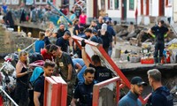 Các tình nguyện viên dọn dẹp sau lũ ở Bad Muenstereifel (Đức). Ảnh: Reuters