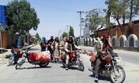 Các tay súng Taliban ở Ghazni. Ảnh: AP