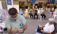 Người dân Israel đi tiêm chủng ở thủ đô Tel Aviv. Ảnh: Bloomberg