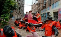 Người dân Tuỳ Châu (Hồ Bắc) đi sơ tán hôm 12/8. Ảnh: Reuters
