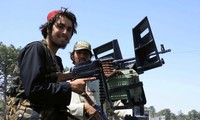 Một tay súng Taliban canh gác ở Ghazni. Ảnh: Reuters