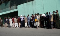 Người dân Kabul vội vàng tan sở, xếp hàng dài rút tiền khi Taliban tiến vào thủ đô