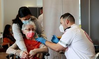 Một cụ bà người Israel đi tiêm vắc-xin. Ảnh: Reuters