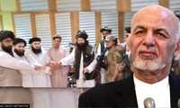 Ông Ashraf Ghani (ảnh lớn) và cảnh em trai ông bắt tay với nhóm liên kết của Taliban. Ảnh: AP/Twitter