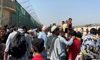 Đám đông người Afghanistan tụ tập bên ngoài sân bay Kabul với hi vọng được lên máy bay rời khỏi đất nước. Ảnh: Reuters