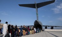 Máy bay sơ tán ở sân bay Kabul. Ảnh: Reuters