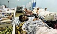 Những người Afghanistan bị thương trong vụ tấn công. Ảnh: AP