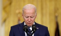 Giây phút xúc động của ông Biden trong bài phát biểu ngày 26/8. Ảnh: Reuters