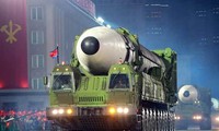 Tên lửa đạn đạo xuyên lục địa mới được Triều Tiên ra mắt trong lễ duyệt binh ngày 10/10/2020. Ảnh: KCNA