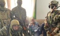 Hình ảnh lan truyền trên Twitter cho thấy Tổng thống Apha Conde bị lính vũ trang khống chế. 