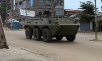Xe quân sự xuất hiện ở thủ đô Conakry ngày 5/9. Ảnh: Reuters