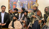 Các tay súng Taliban chiếm Dinh Tổng thống Afghanistan ngày 15/8. Ảnh: AP