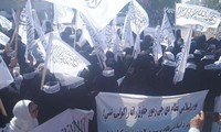 Phụ nữ tuần hành ủng hộ Taliban ở thành phố Kunduz. Ảnh: Twitter