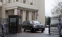 Một chiếc xe gắn cờ Mỹ xuất hiện tại Bộ Ngoại giao Nga ở Moscow. Ảnh: Tass