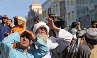Người dân thành phố Herat (tỉnh Herat) tập trung tại quảng trường xem Taliban treo thi thể nhóm nghi phạm bắt cóc. Ảnh: AP