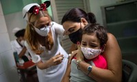 Một em nhỏ được tiêm vắc-xin Soberana-02 ở Havana (Cuba). Ảnh: AP
