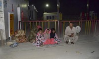 Người dân Quetta (thủ phủ tỉnh Balochistan) chạy ra đường sau trận động đất. Ảnh: AP