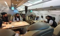 Phái đoàn Taliban trên một chuyến bay. Ảnh: Reuters