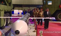 Chủ tịch Triều Tiên Kim Jong-un tham dự triển lãm quốc phòng ngày 11/10. Ảnh: Yonhap