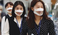 Nhân viên công sở ở Hàn Quốc đeo khẩu trang trong suốt để dễ trò chuyện với người khiếm thính. Ảnh: Yonhap