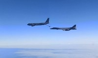 Máy bay B-1B Mỹ và máy bay tiếp nhiên liệu KC-135 trên Biển Đen. Ảnh: Tass