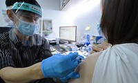 Một người Singapore tiêm vắc xin Sinovac của Trung Quốc. Ảnh: Xinhua