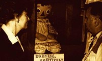 Hai nhà thần bí học Ed và Lorainne Warren nhìn búp bê Annabelle trong tủ kính tại bảo tàng mà họ lập ra. Ảnh: Bảo tàng Huyền bí của Warrens (Warrens’ Occult Museum)