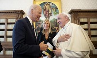 Tổng thống Mỹ Joe Biden yết kiến Giáo hoàng Francis tại Toà thánh Vatican ngày 29/10. Ảnh: AP