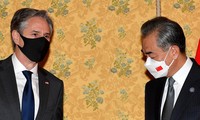 Ngoại trưởng Trung Quốc Vương Nghị gặp Ngoại trưởng Mỹ Antony Blinken ngày 31/10 ở Rome (Ý). Ảnh: AP