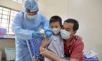 Một em nhỏ được tiêm vắc xin ngừa COVID-19 ở Phnom Penh. Ảnh: Phnom Penh Post