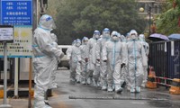 Nhân viên an ninh mặc đồ bảo hộ đi kiểm tra tình hình phòng dịch tại một khu dân cư ở Bắc Kinh ngày 2/11. Ảnh: IC