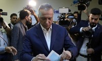 Ông Mustafa al-Kadhimi bỏ phiếu bầu cử quốc hội hôm 10/10. Ảnh: Reuters