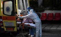 Nhân viên y tế đưa một bệnh nhân COVID-19 lên xe cấp cứu ở Hy Lạp. Ảnh: Reuters