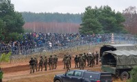 Lực lượng an ninh Ba Lan canh gác biên giới với Belarus. Ảnh: Reuters