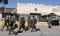Phiến quân Houthi bên ngoài tòa nhà từng được sử dụng làm Đại sứ quán Mỹ ở Sanaa. Ảnh: Reuters