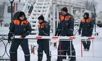 Các chuyên gia thuộc Bộ Tình trạng khẩn cấp Nga tham gia quá trình cứu hộ. Ảnh: Reuters