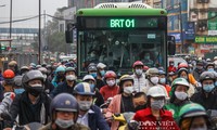 Theo ghi nhận của PV Dân Việt, trong khung giờ cao điểm từ 7h30 đến 8h sáng trên tuyến đường Lê Văn Lương, những đoạn có xe buýt nhanh BRT đi qua luôn rơi vào tình trạng ùn ứ, thậm chí là thường xuyên tắc nghẽn nếu không có lực lượng chức năng điều tiết giao thông. Ảnh: Trọng Hiếu (chụp tháng 3/2021).