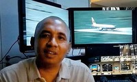 Cơ trưởng Zaharie Ahmad Shah. Ảnh ngồi trước thiết bị mô phỏng chuyến bay: Daily Mail